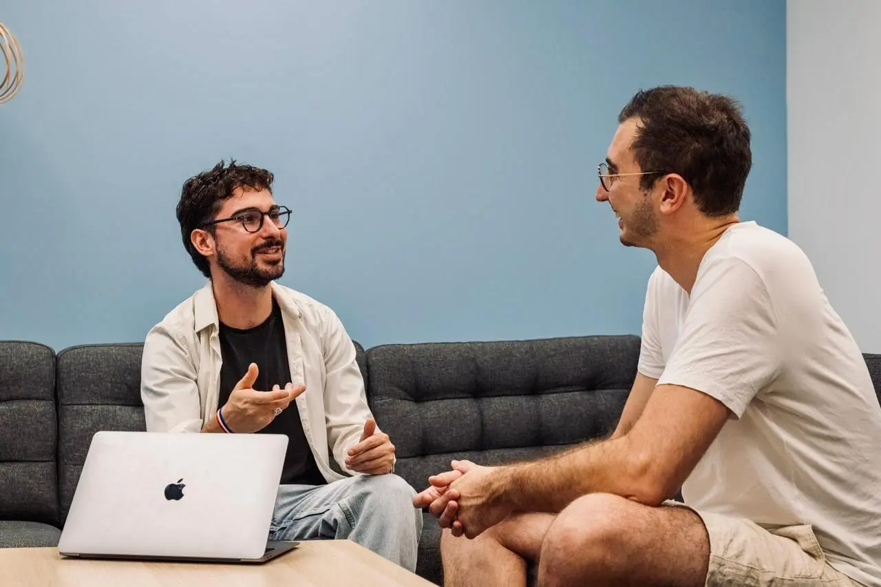 Simon Marcialis en échange avec un client, ordinateur ouvert entre eux